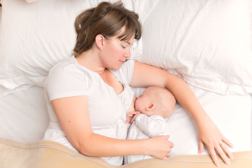 A Guide to Safe Bed Sharing With Newborn