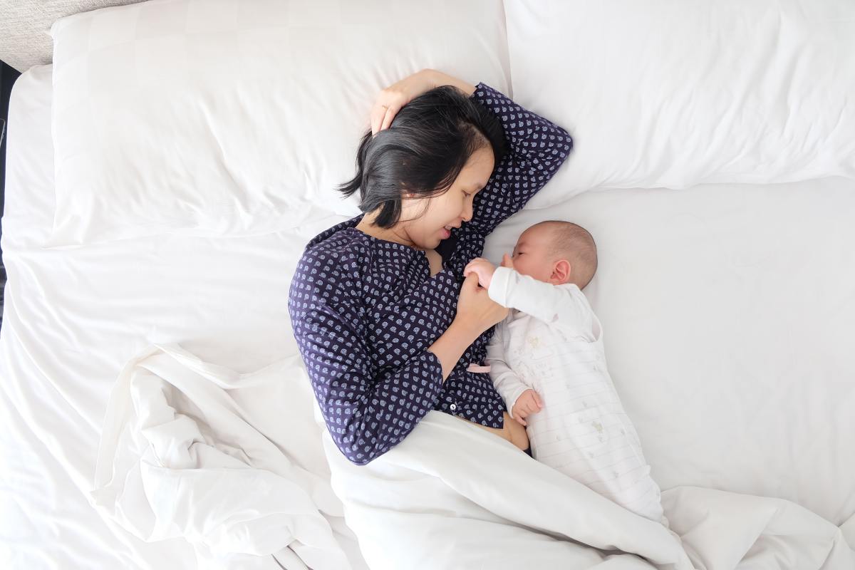 How to Safely Bedshare With Newborn?